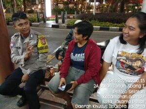 Patroli Siskamling Perkuat Keamanan Lingkungan RW 08 Petojo Selatan