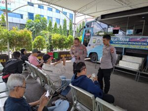 Itwasda Polda Metro Jaya Sosialisasikan SP4N-Lapor di Samsat Keliling Jaksel