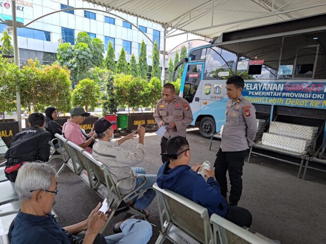 
					Itwasda Polda Metro Jaya Sosialisasikan SP4N-Lapor di Samsat Keliling Jaksel