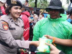 Polwan Bagikan Roti dan Air Mineral, Aksi Nelayan di Silang Selatan Monas Tetap Tertib Meski Diguyur Hujan