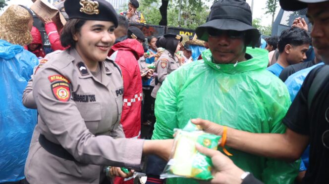 
					Polwan Bagikan Roti dan Air Mineral, Aksi Nelayan di Silang Selatan Monas Tetap Tertib Meski Diguyur Hujan