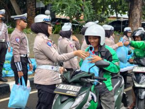 Polda Metro Jaya Hadir untuk Ojol dan PHL Lewat Program Jum’at Peduli