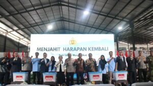 Wakapolri Bagikan Sembako ke Ribuan Buruh, Wujud Kepedulian Polri di Sektor Industri Dalam Negeri