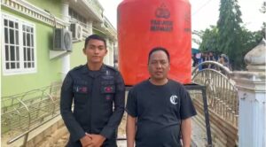 Polri Pasang Tandon Air Bersih di Desa Suka Mulya Aceh Tamiang Pascabencana