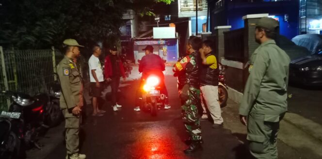 
					Patroli Siskamling Koramil 03/Tanjung Priuk Bersama 3 Pilar dan Komponen Pendukung Berjalan Aman di Jakarta Utara