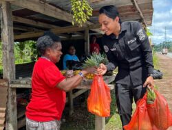 Aksi Nyata Satgas Ops Damai Cartenz Dukung Ekonomi Mama-Mama Papua Lewat Belanja Buah Lokal