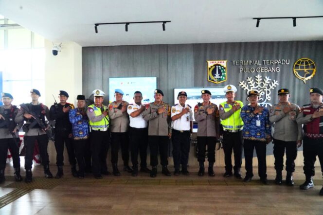 
					Dansat Brimob Metro Tinjau Gereja dan Pospam, Pastikan Kesiapan Layanan Nataru 2025