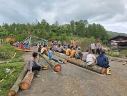 Polres Gayo Lues, Polsek Rikit Gaib dan Brimob bersama Warga Gotong Royong Siapkan Jembatan Darurat Pasca Banjir Bandang di Penomon Jaya