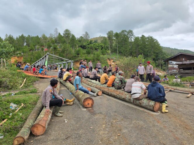 
					Polres Gayo Lues, Polsek Rikit Gaib dan Brimob bersama Warga Gotong Royong Siapkan Jembatan Darurat Pasca Banjir Bandang di Penomon Jaya