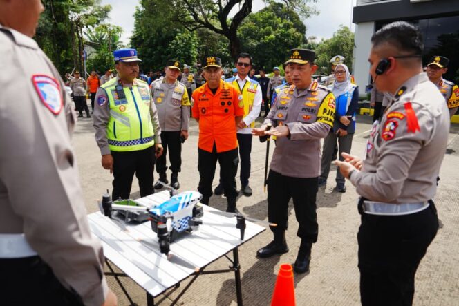 
					Kapolri Tinjau Pos Command Center, Pastikan Arus Mudik Berjalan Aman dan Nyaman