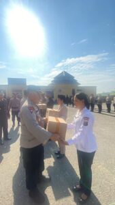 Kapolres Labuhanbatu Selatan Serahkan Bingkisan Natal, Wujud Kepedulian dan Kebersamaan Keluarga Besar Polres