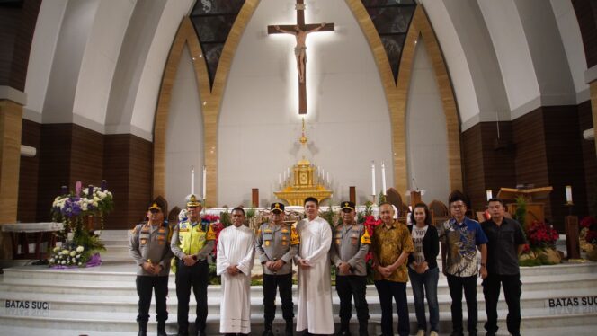 
					Pastikan Ibadah Aman, Kapolda Metro Jaya Tinjau Pengamanan Gereja di Kelapa Gading