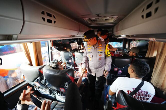 
					Tinjau Terminal Pulo Gebang, Kapolri Tekankan Utamakan Keselamatan Penumpang!