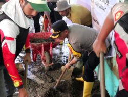 Polres Aceh Tengah Bersama Sat Brimob Polda Aceh dan GMNI Gotong Royong Pulihkan Fasilitas Layanan Kesehatan
