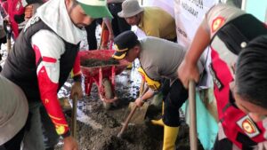 Polres Aceh Tengah Bersama Sat Brimob Polda Aceh dan GMNI Gotong Royong Pulihkan Fasilitas Layanan Kesehatan