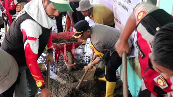 
					Polres Aceh Tengah Bersama Sat Brimob Polda Aceh dan GMNI Gotong Royong Pulihkan Fasilitas Layanan Kesehatan
