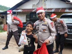 Satgas Humas Ops Damai Cartenz Bagikan Bingkisan Natal kepada Anak-anak di Jayapura