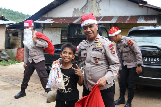 
					Satgas Humas Ops Damai Cartenz Bagikan Bingkisan Natal kepada Anak-anak di Jayapura