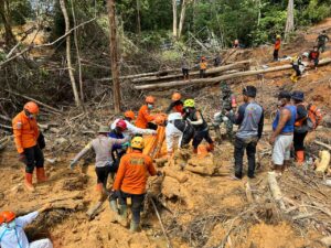 Sinergi Brimob Polda Sumut dan Tim SAR, Satu Korban Longsor di Tapanuli Tengah Berhasil Dievakuasi