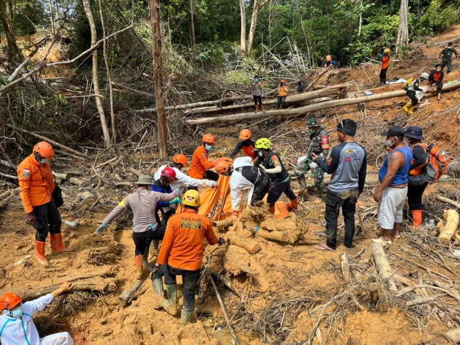 
					Sinergi Brimob Polda Sumut dan Tim SAR, Satu Korban Longsor di Tapanuli Tengah Berhasil Dievakuasi