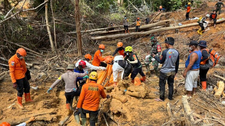 Sinergi Brimob Polda Sumut dan Tim SAR, Satu Korban Longsor di Tapanuli Tengah Berhasil Dievakuasi