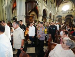 Tinjau 2 Gereja, Kapolri Pastikan Pengamanan dan Pelayanan Misa Malam Natal