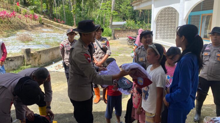 Satbrimob Polda Jambi Turun Langsung Salurkan Bantuan Kemanusiaan untuk Korban Banjir dan Longsor di Agam