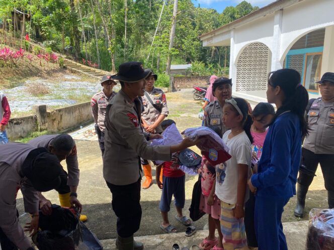 
					Satbrimob Polda Jambi Turun Langsung Salurkan Bantuan Kemanusiaan untuk Korban Banjir dan Longsor di Agam