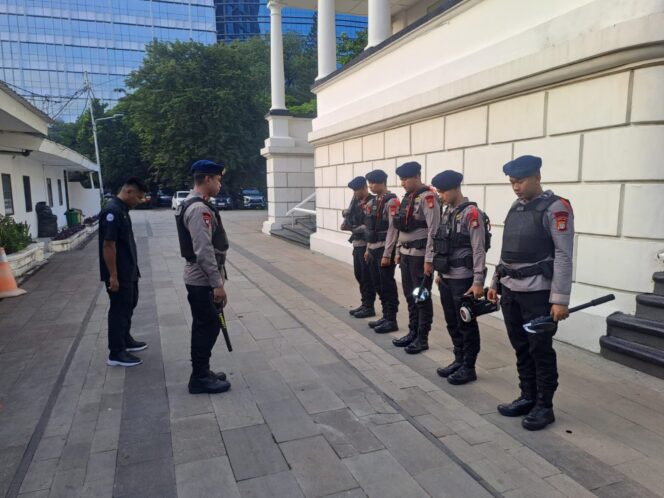 
					Brimob Metro Jaya Laksanakan Sterilisasi Gereja Immanuel, Pastikan Pelayanan Keamanan Ibadah Natal di Jakarta