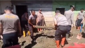 Polres Gayo Lues dan Brimob Polda Aceh Bersihkan Lumpur dan Material Kayu Pascabanjir Bandang