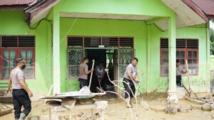 Bhakti Pendidikan Polri, Polres Langsa Bersihkan Sekolah Pascabanjir di Aceh Tamiang
