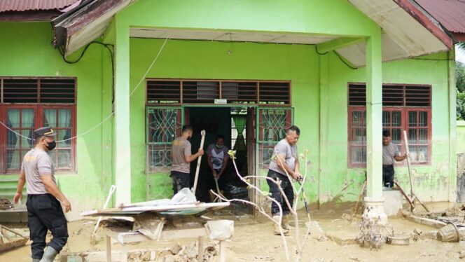 
					Bhakti Pendidikan Polri, Polres Langsa Bersihkan Sekolah Pascabanjir di Aceh Tamiang