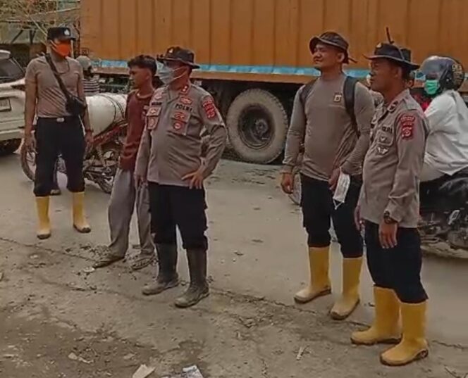 
					Polres Aceh Tamiang Evakuasi Truck Tangki Pasca Bencana Banjir Bandang