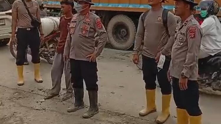 Polres Aceh Tamiang Evakuasi Truck Tangki Pasca Bencana Banjir Bandang