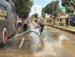 Minimalisir Debu Pasca Banjir, Polri Lakukan Pembersihan dan Penyiraman Jalan Protokol Aceh Tamiang