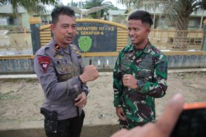 Polri Bantu Kuras Air Yang Merendam Kompi Senapan A Yonif 111 / Karma Bakti, Aceh Tamiang