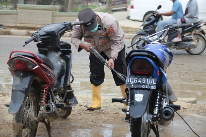 
					Polri Hadir di Tengah Bencana, Tim SAR Pasukan Pelopor Bantu Warga Terdampak Banjir
