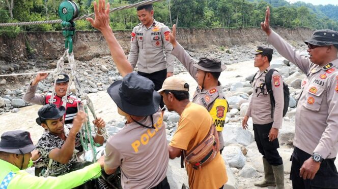 
					Polres Bener Meriah dan Brimob Pasang Tali Sling, Pulihkan Akses Warga Pasca Bencana di Bener Meriah dan Aceh Tengah