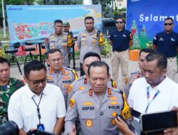 Pantau Libur Akhir Tahun di Ancol, Kapolda Metro Jaya Bagi-bagi Cokelat ke Pengunjung