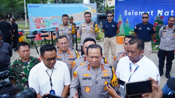 
					Pantau Libur Akhir Tahun di Ancol, Kapolda Metro Jaya Bagi-bagi Cokelat ke Pengunjung