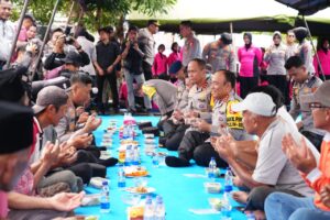 Wakapolri Tinjau Dapur Umum Bhayangkari dan Resmikan Sumur Bor di Huntara Asam Pulau