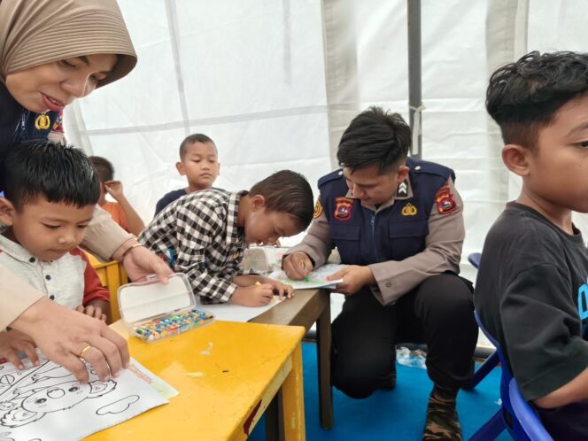 
					Trauma Healing Polri, Dukungan Psikologis bagi Anak Korban Banjir Bandang di Padang Pariaman