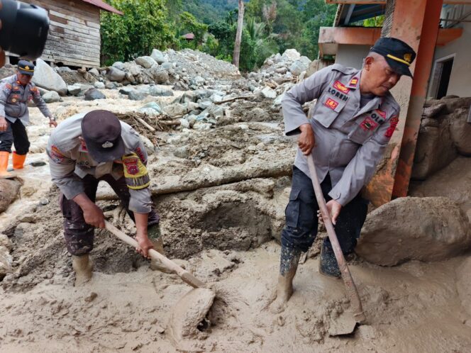
					Gotong Royong Pascabanjir, Polres Agam Bersama Warga Normalisasi Sungai Muara Pisang