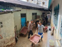 Personil Polres Sibolga Melaksanakan Pembersihan Akses Jalan Pasca Longsor