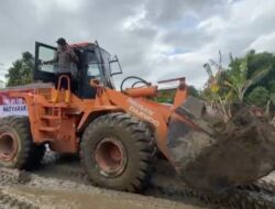 Kapolri Bantu Alat Berat untuk Percepat Pemulihan Jalan, Fasilitas Umum dan Rumah Warga Pasca banjir di Kab. Pidie
