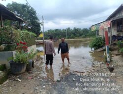 Polsek Kampung Rakyat Pantau Debit Sungai Barumun, Air Sempat Masuk Halaman Rumah Warga Teluk Panji