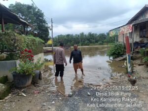Polsek Kampung Rakyat Pantau Debit Sungai Barumun, Air Sempat Masuk Halaman Rumah Warga Teluk Panji