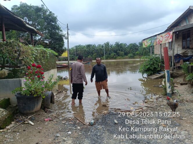 
					Polsek Kampung Rakyat Pantau Debit Sungai Barumun, Air Sempat Masuk Halaman Rumah Warga Teluk Panji