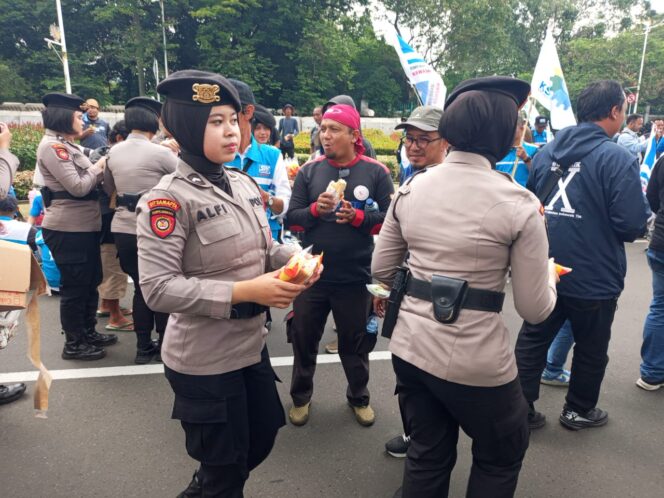 
					Polri Tunjukkan Kepedulian, Polwan Polda Metro Jaya Bagi Roti dan Air Mineral ke Massa Aksi Buruh di Gambir
