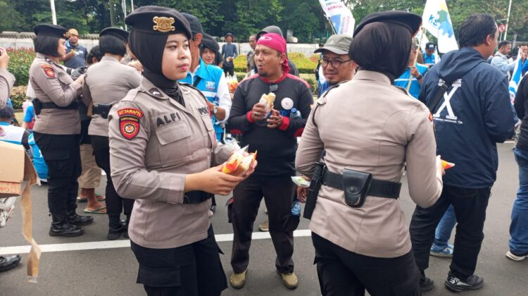 Polri Tunjukkan Kepedulian, Polwan Polda Metro Jaya Bagi Roti dan Air Mineral ke Massa Aksi Buruh di Gambir